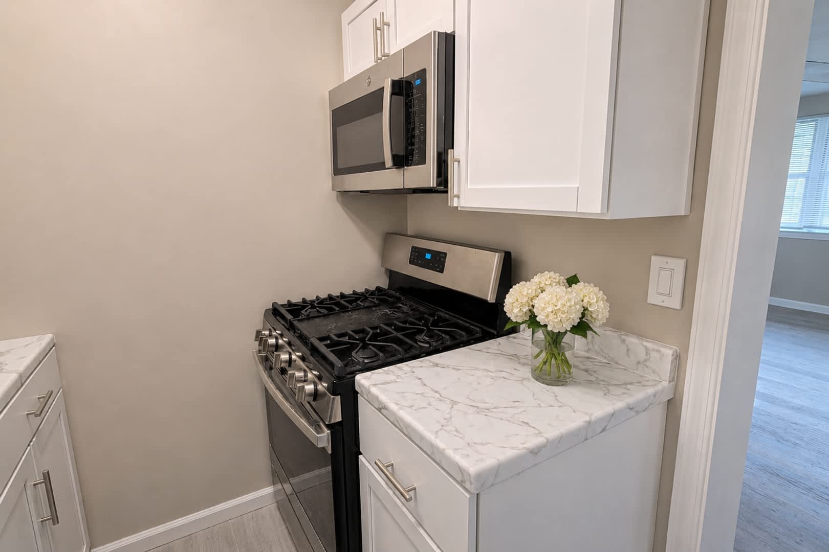 2026 Move In Special 500 Lease Signing Bonus Comfortable 2Br Condo With Easy Metro Access – photo 1