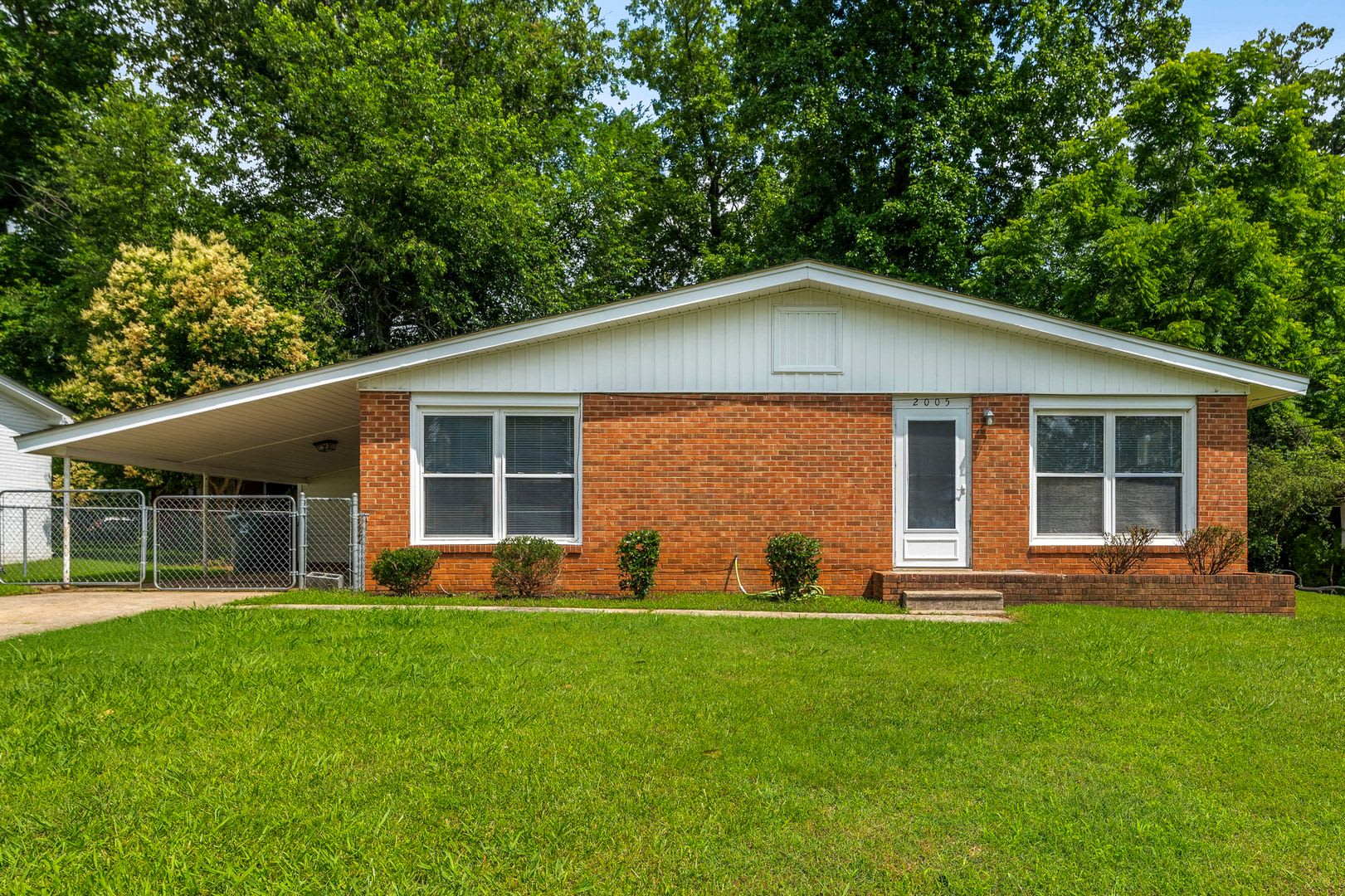 NE – Desirable Neighborhood, Brick Home, Wood/Laminate Flooring, Vaulted Ceilings, Carport, Fenced! – photo 1