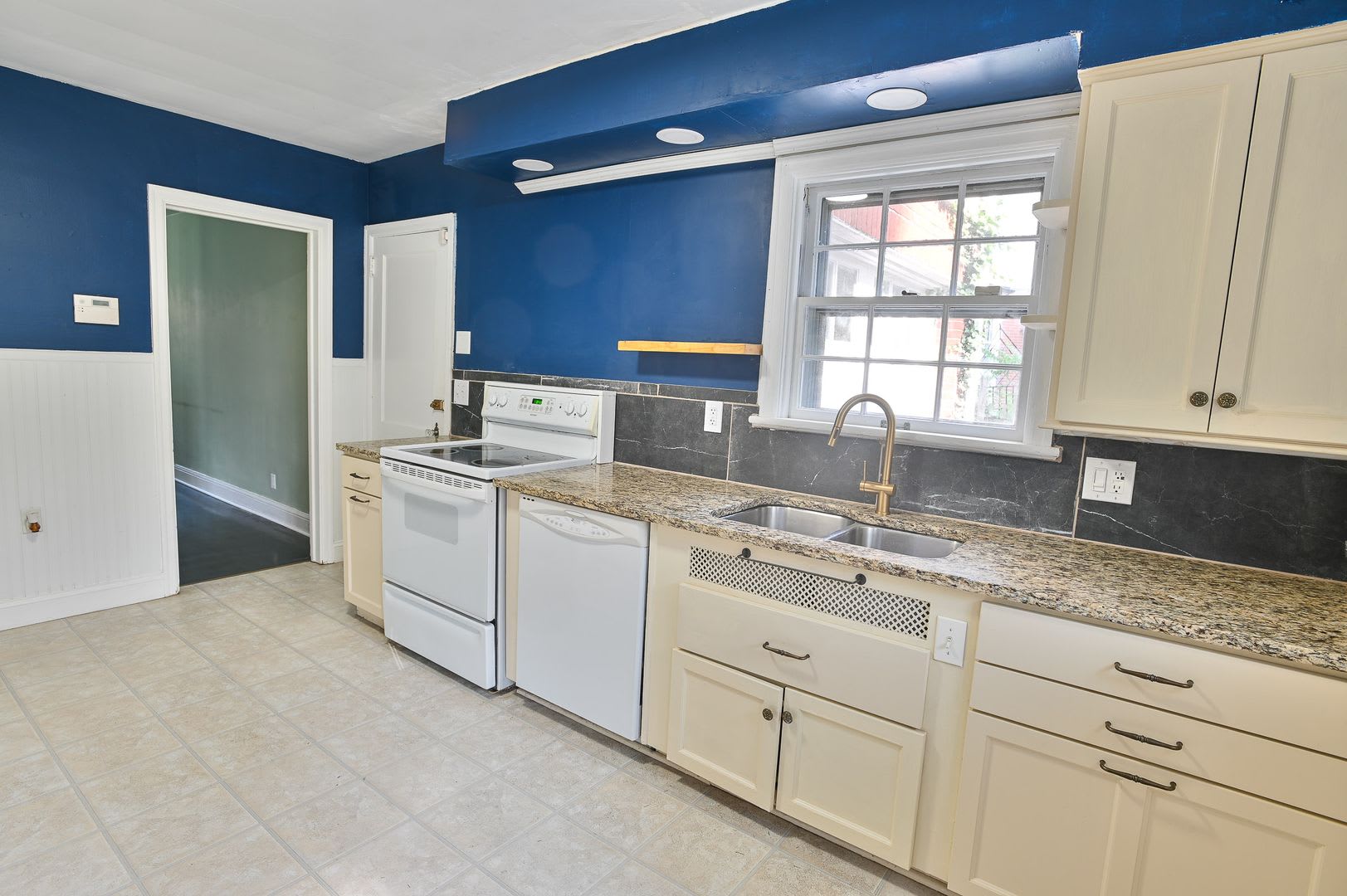 Beautiful Single Family in Bellevue Park – photo 4