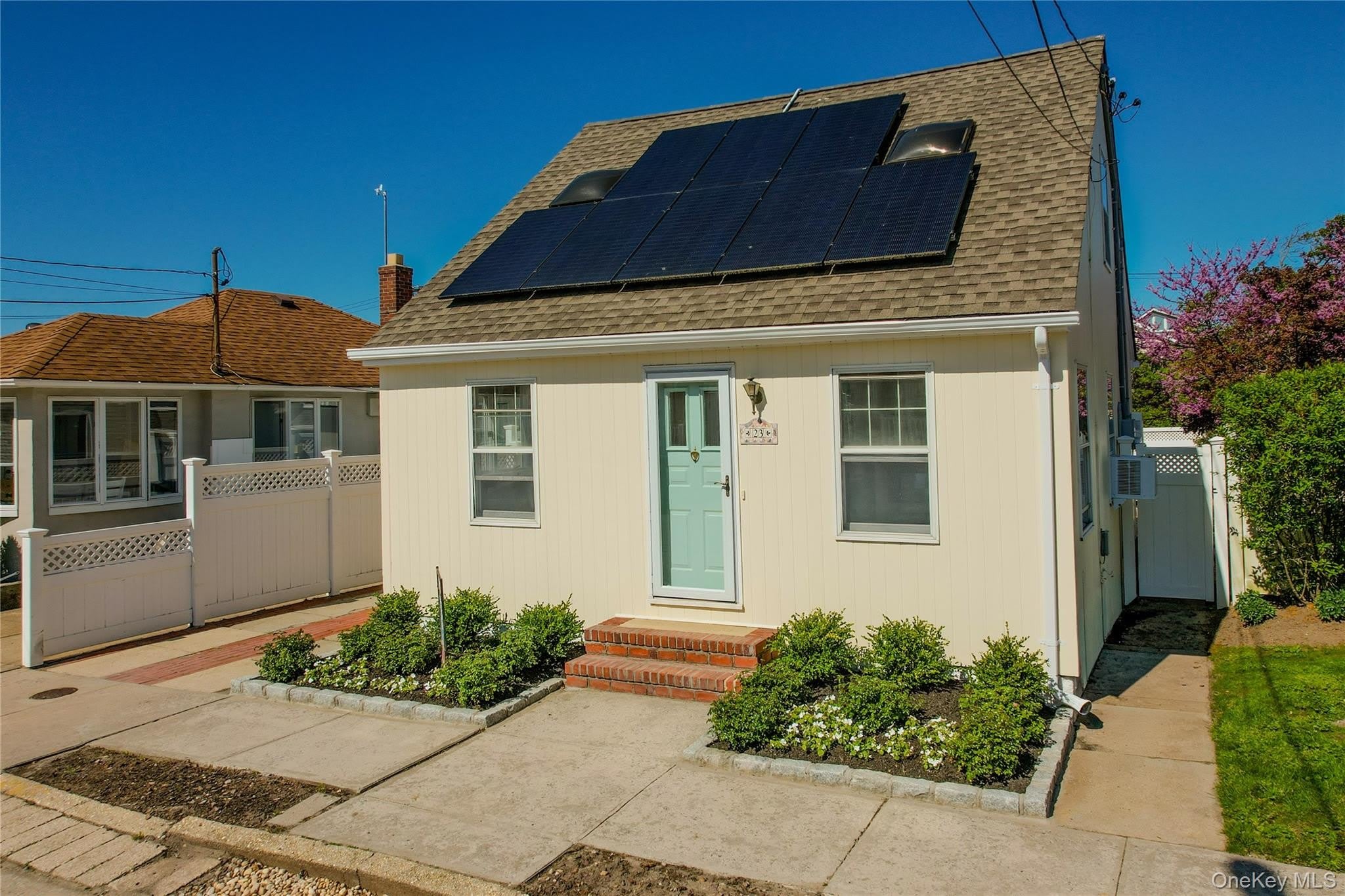 23 Garden City Avenue – photo 1