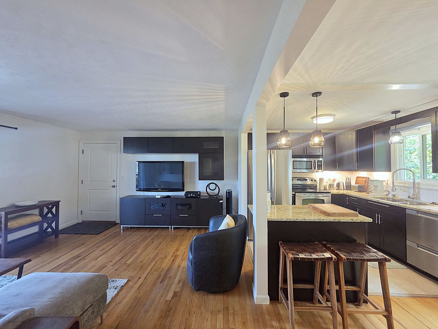 1 800 2 Bed 1 Bath Fully Furnished Condo In Secure Building In Rockwood Manito Neighborhood – photo 4