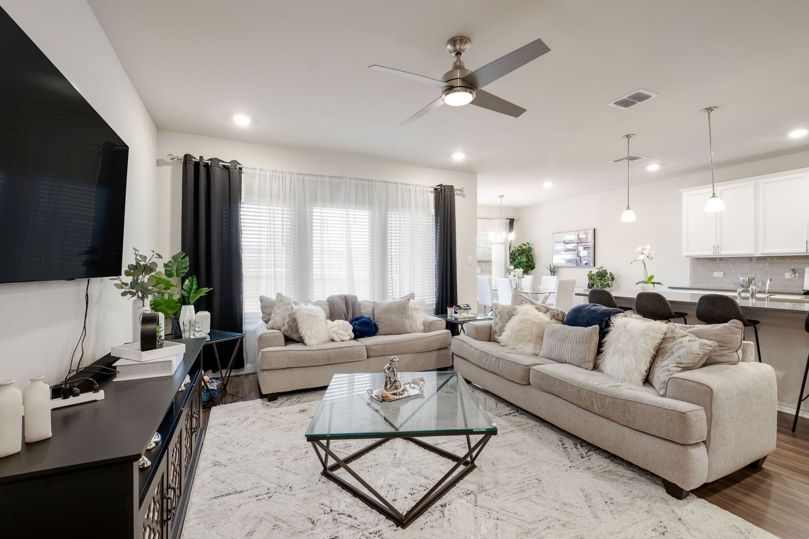 Move in Special! $400 off First Full Month's Rent! – photo 4