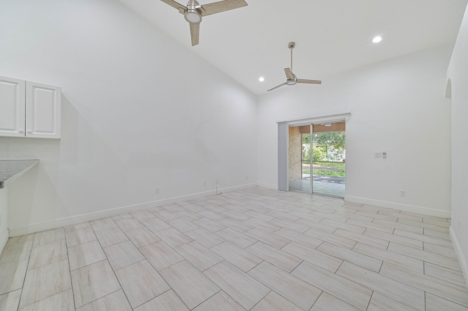 ** Rarely Available ~ 3/2 Duplex W/ 2 Car Garage ~ Updated ** – photo 5