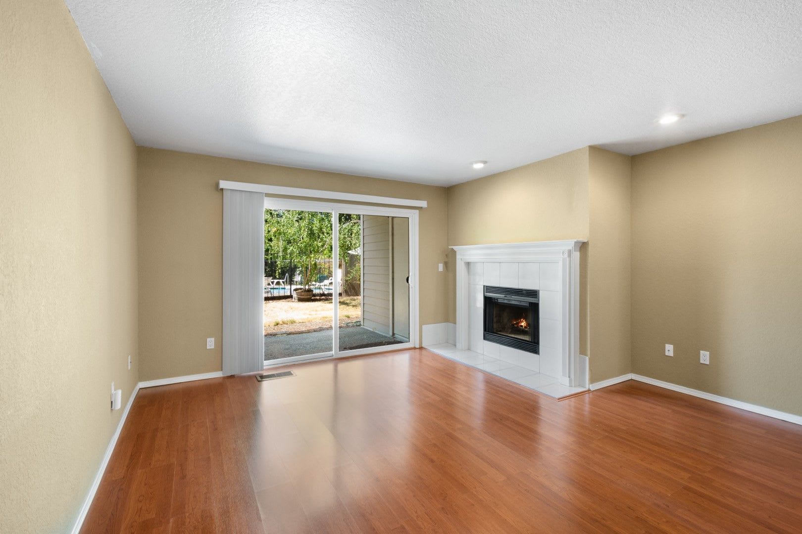 2Bd 1 75Ba Bellevue Condo – photo 3