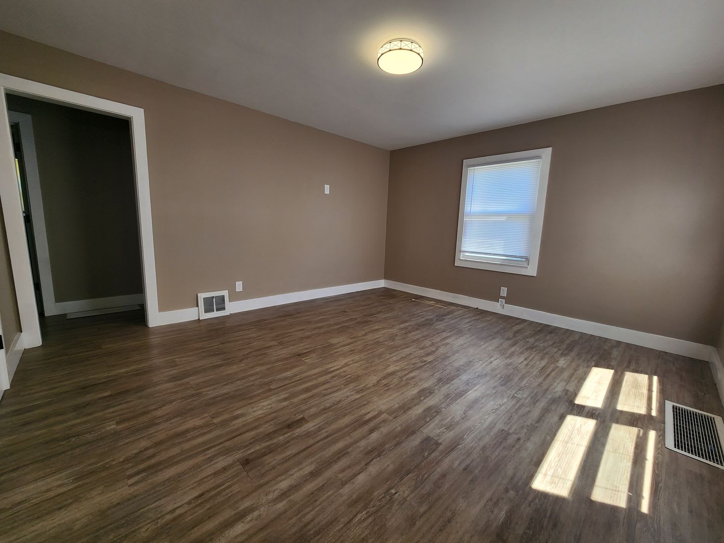 Spacious 2-Bedroom, 1-Bathroom Home AVAILABLE NOW!! – photo 3