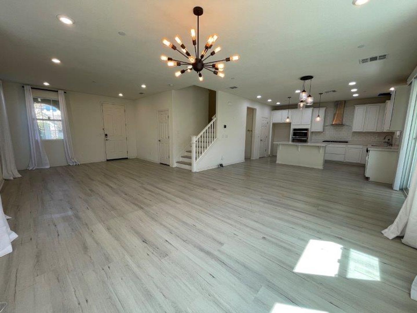 Gorgeous 4 Bed Located in Great Gated Community – photo 4