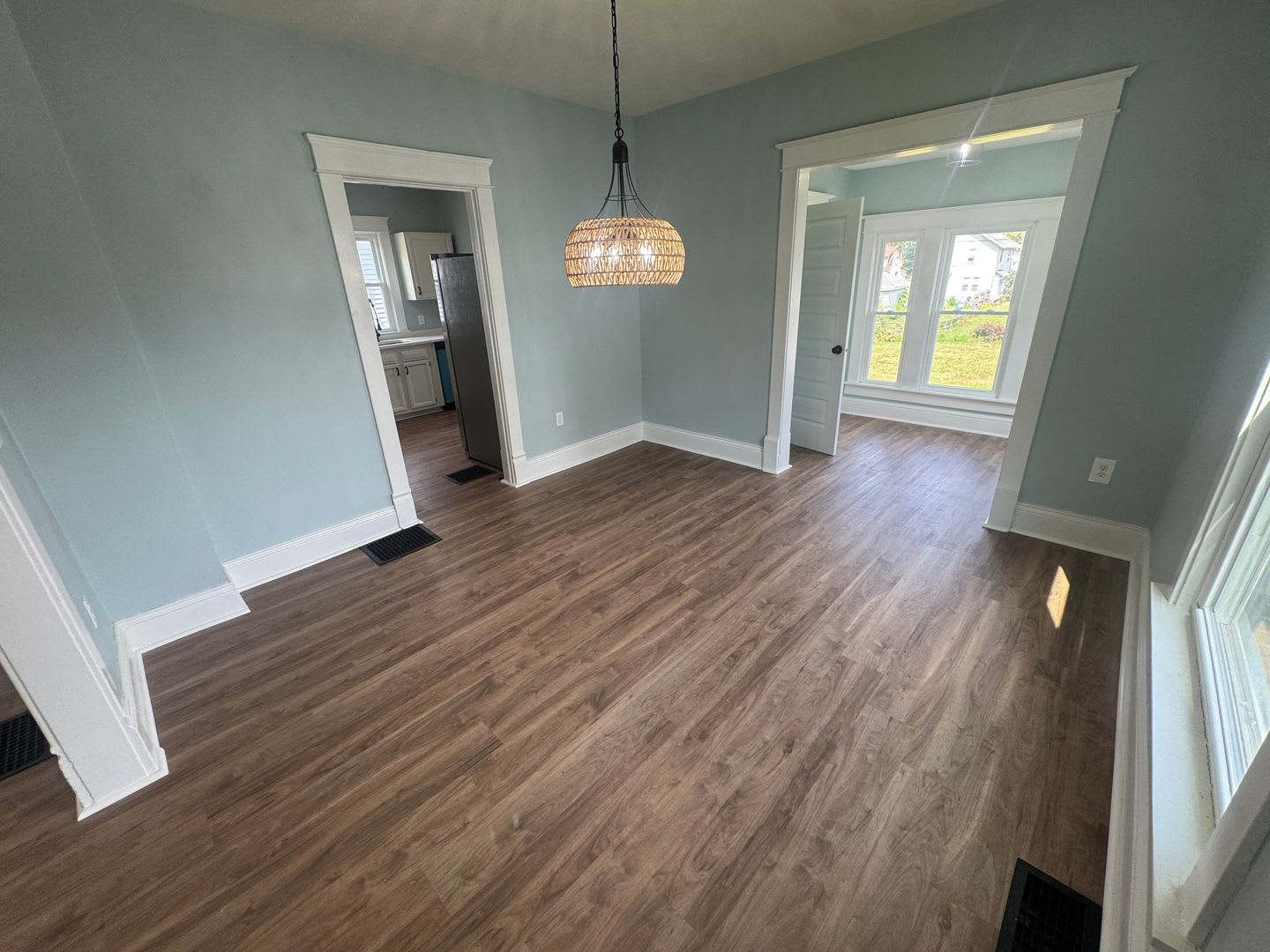 Stunning 3-Bedroom Home with Modern Finishes and Detached Garage – photo 5