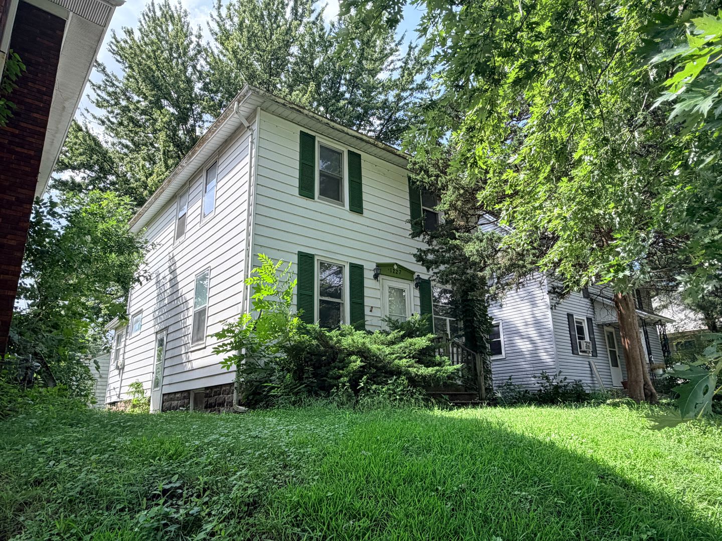 Come check out this spacious 3-bedroom, 1-bathroom home in Moline! – photo 1