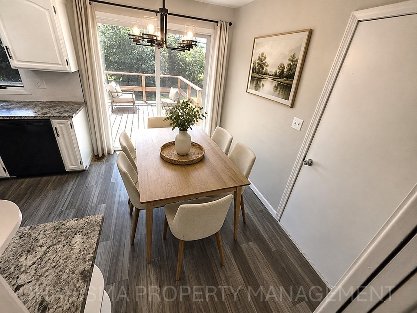 Updated 3 Bedroom Home Pet Friendly Prime Location – photo 4