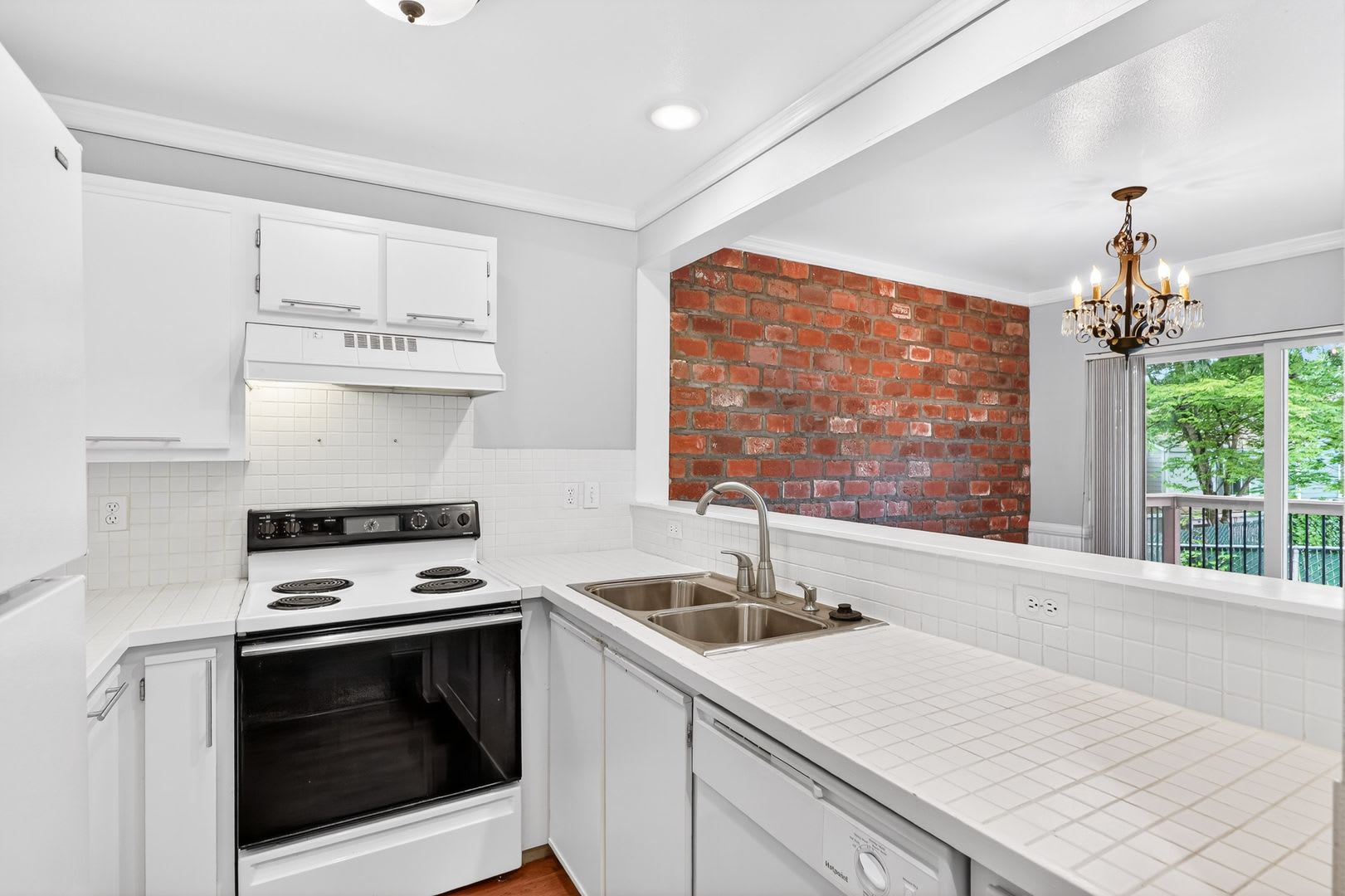 Great Location! 2 bedroom, 2.5 Bathroom Townhouse in Orchard Hills!! – photo 4