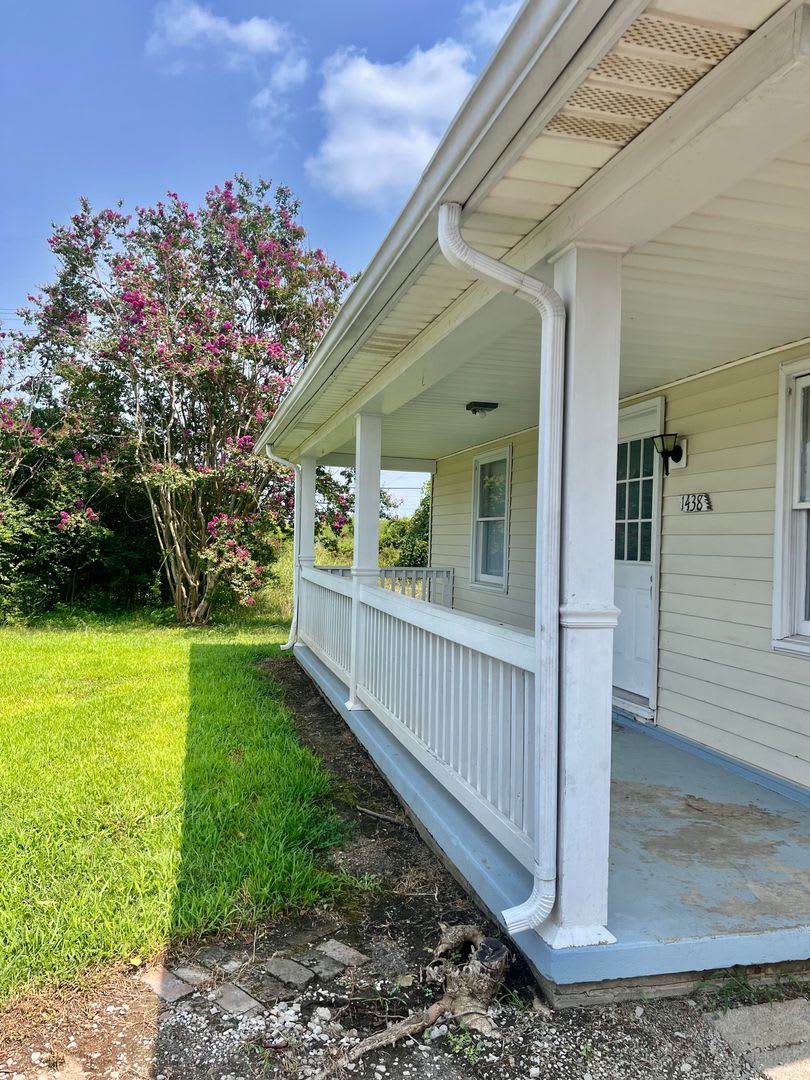 AVAILABLE AUGUST 15! 3 Bedroom Home Near Downtown Clarksville – photo 3
