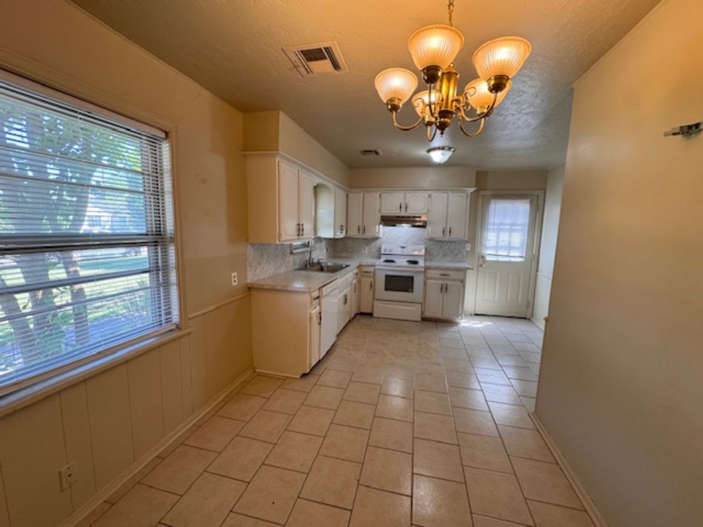 2 Bed Plus Loft 1 Bath Garage Conversion Great Area New Countertops And Kitchen And Bath Updates – photo 4