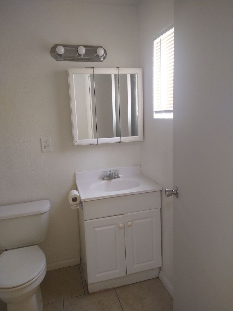 Nice and Quite 1 bedroom 1 bath with Bonus room – photo 3