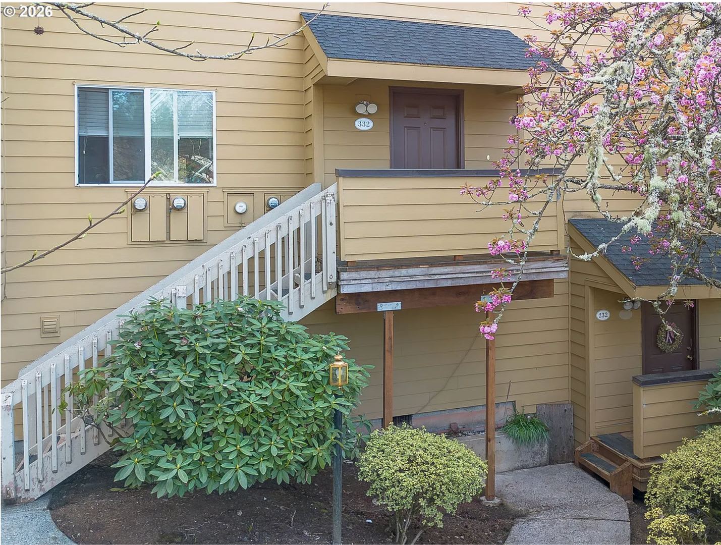 Adorable 2 bed, 2 bath Condo with Garage and Massive Deck in Salmon Creek! Apply Now! – photo 2