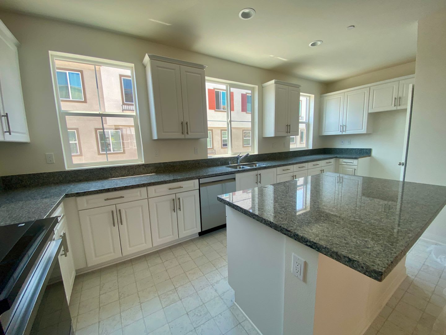 Oceanside New 4Bed 3.5 Bath 2 Car garage Granite Kitchen Luxury Townhome $4150 – photo 4