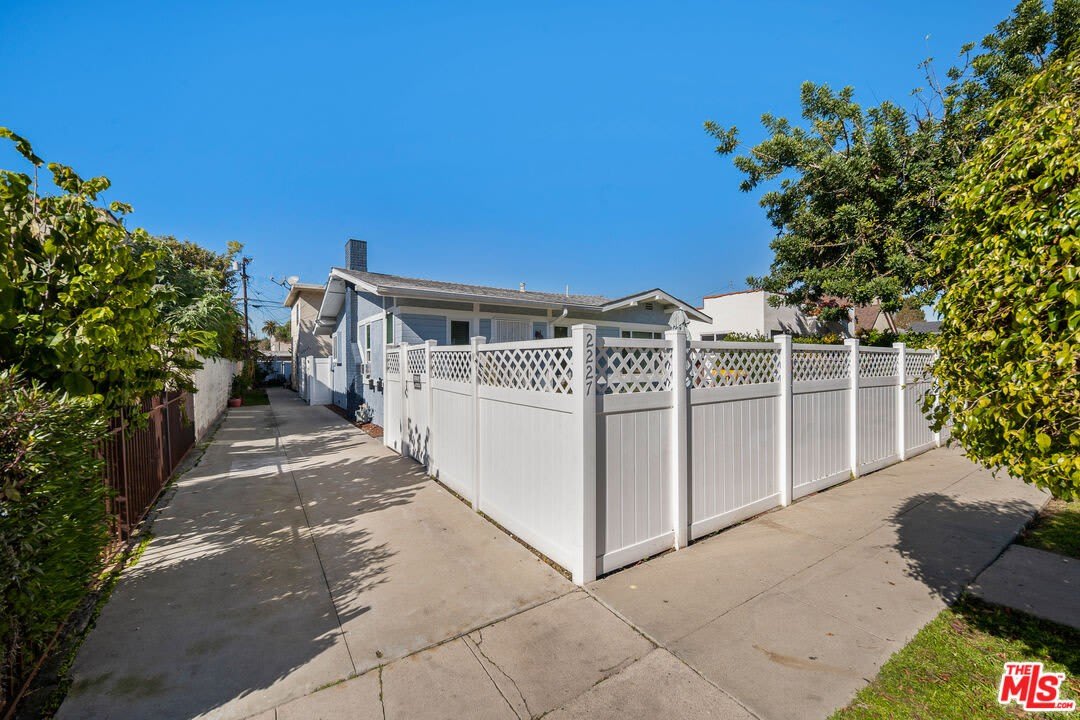 2227 Alsace Ave – photo 4