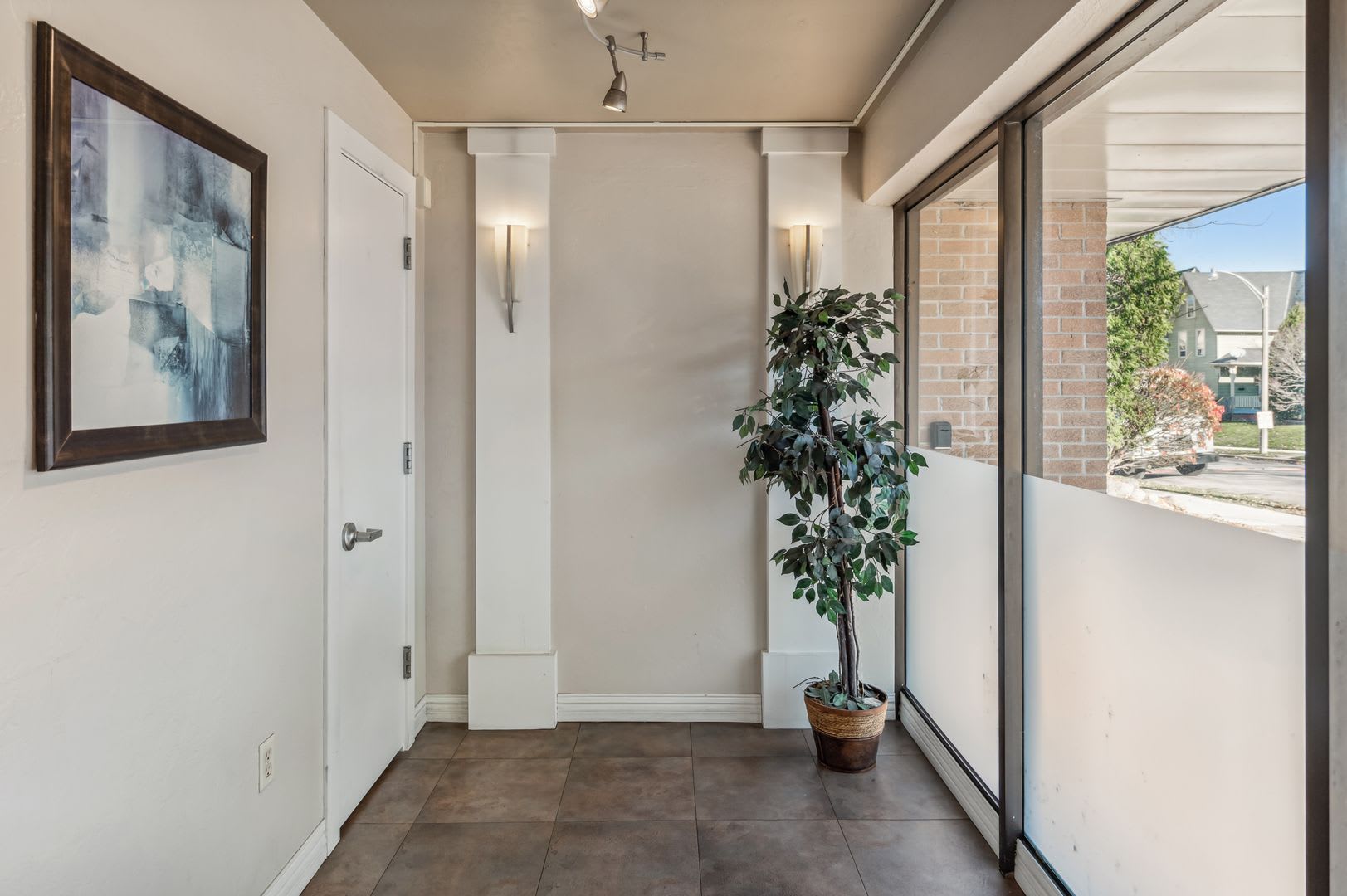 2121 N Cambridge Ave #108 – photo 2