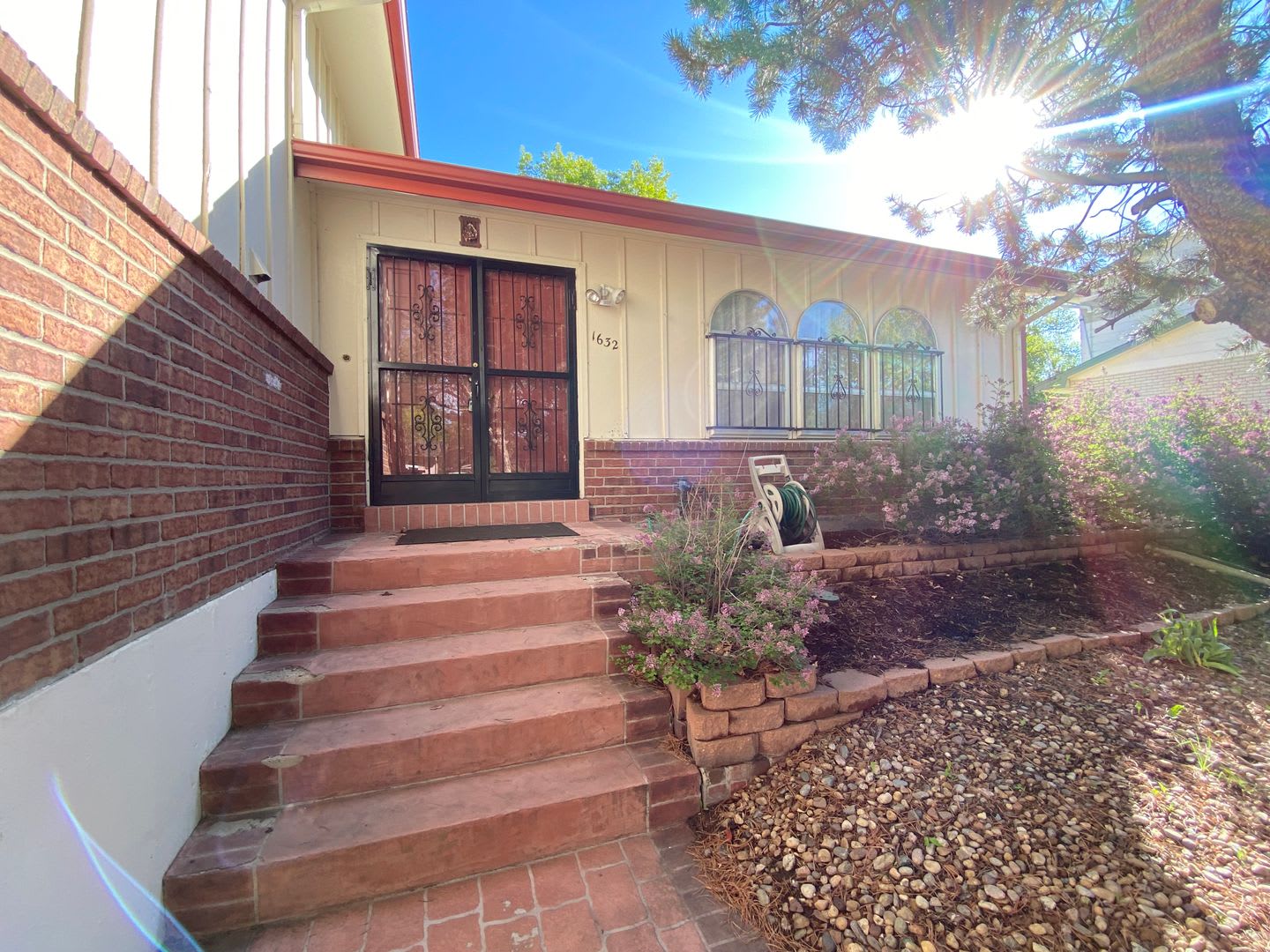 Spacious 4-Bed Rental in Aurora Featuring High Ceilings and Large Yard – photo 3