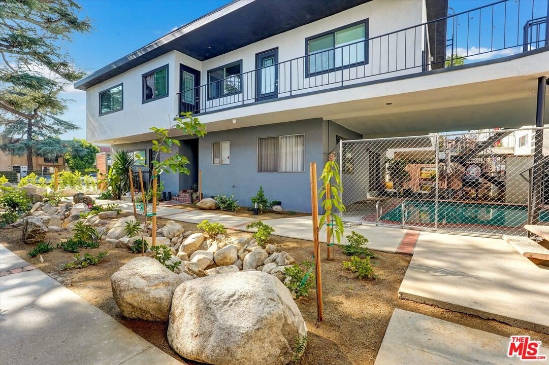 5726 Woodman Ave – photo 5