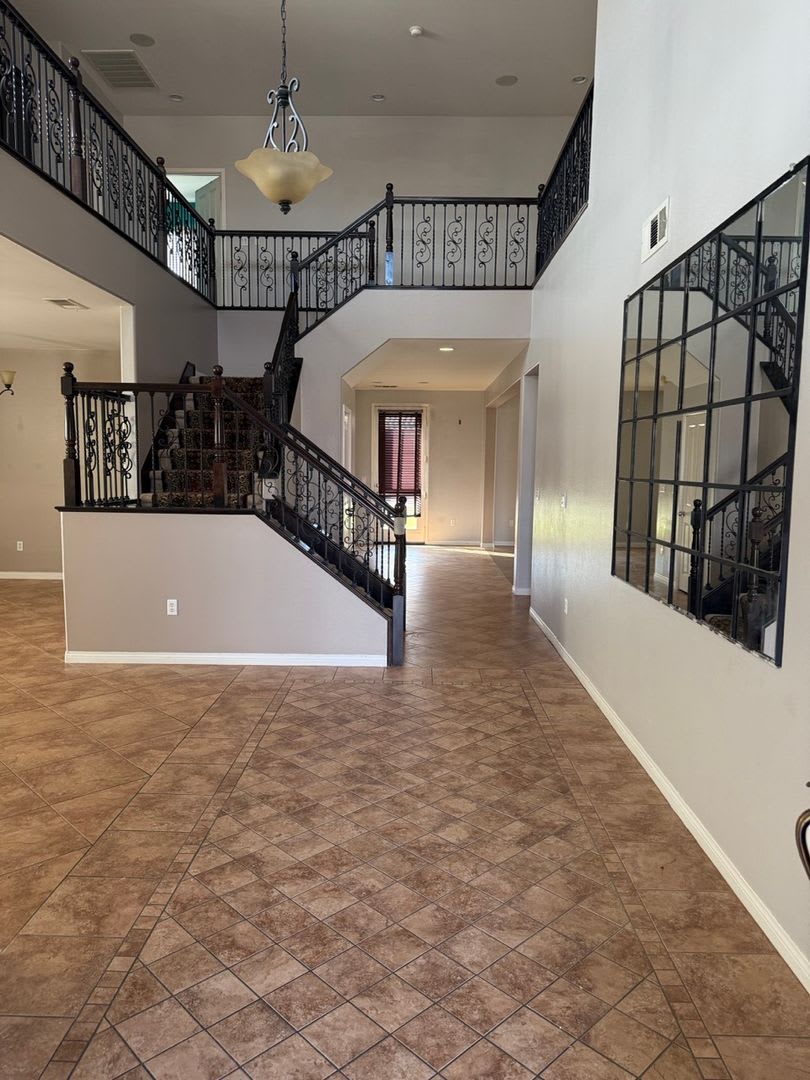 A Grand Home Where Comfort Meets Elegance – photo 3