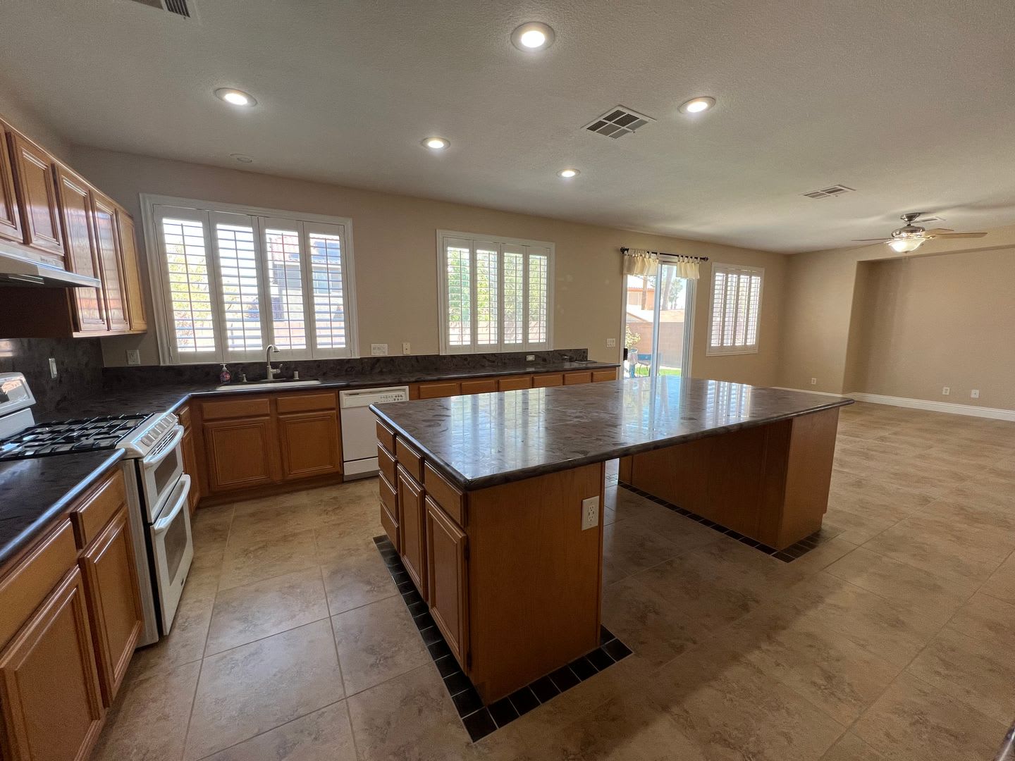 Spacious 4-bedroom Henderson home with private pool – photo 5