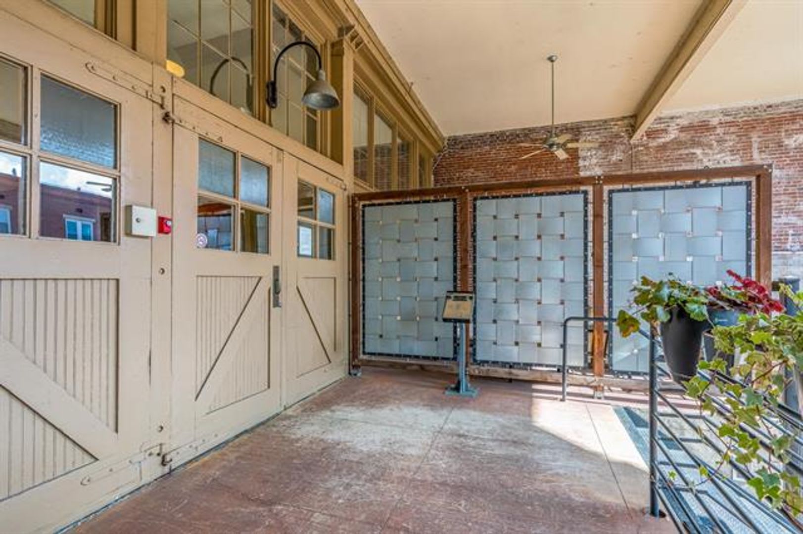 1 2 Off First Full Month Amazing Studio In The William Farrington Buildiing Utilities Included Excludes Cable And Internet Pets Not Allowed One Car Parking In Garage Included – photo 3