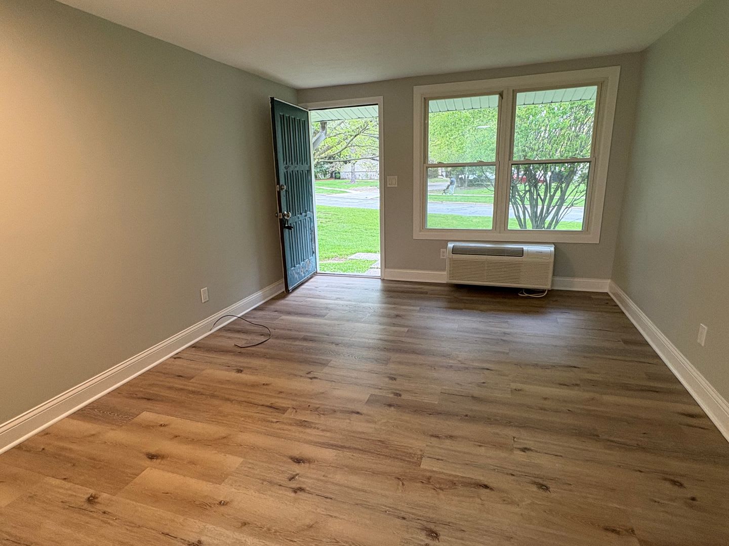 Fresh, Efficient Kent Rental with Water, Sewer & Trash Included – photo 2
