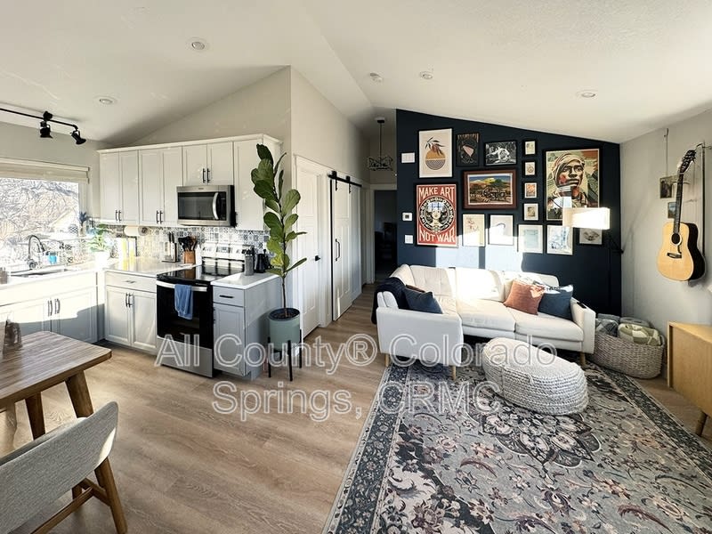 824 S Logan Avenue – photo 4