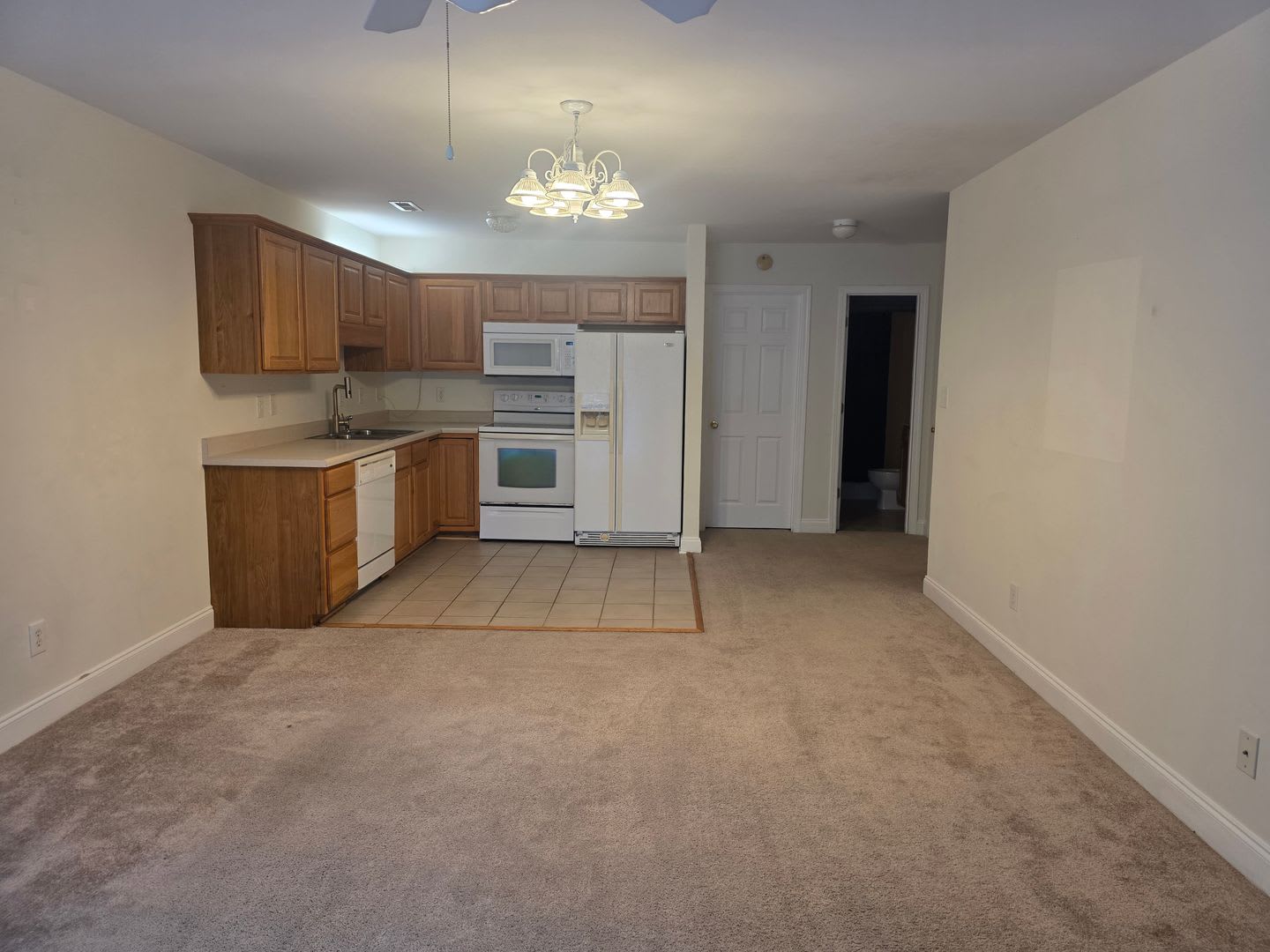 3 Bedroom, 3 Bath Unit. Townhouse with Garage. – photo 3