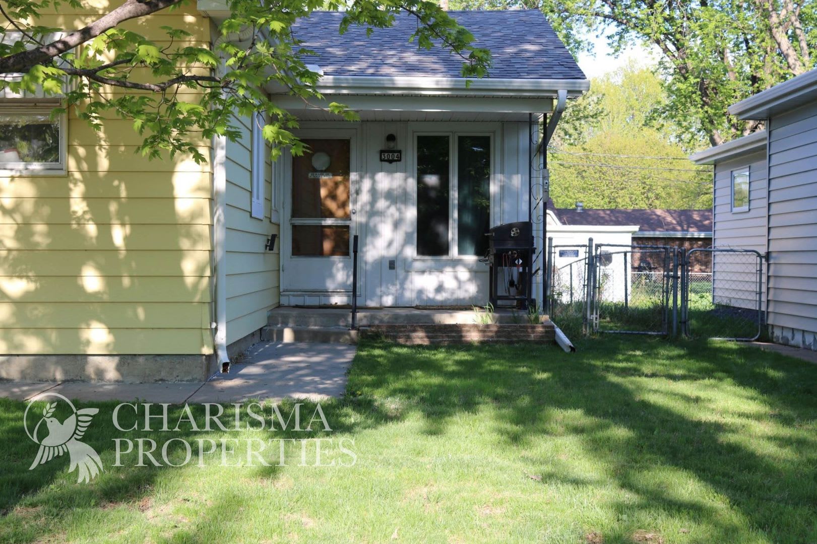 QUAINT THREE BEDROOM HOUSE, GREAT LOCATION WITH EVEN MORE AMENITIES!!! – photo 2