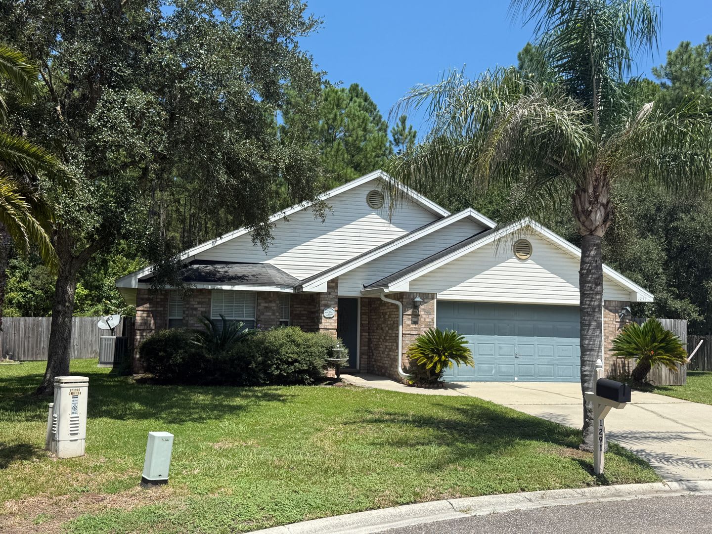 Beautiful home with Privacy! – photo 1