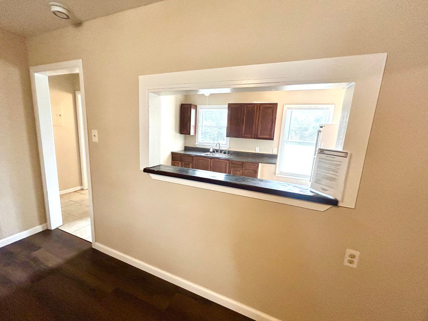 *MOVE IN SPECIAL* 2-Bedroom House with Large Fenced Backyard! – photo 4