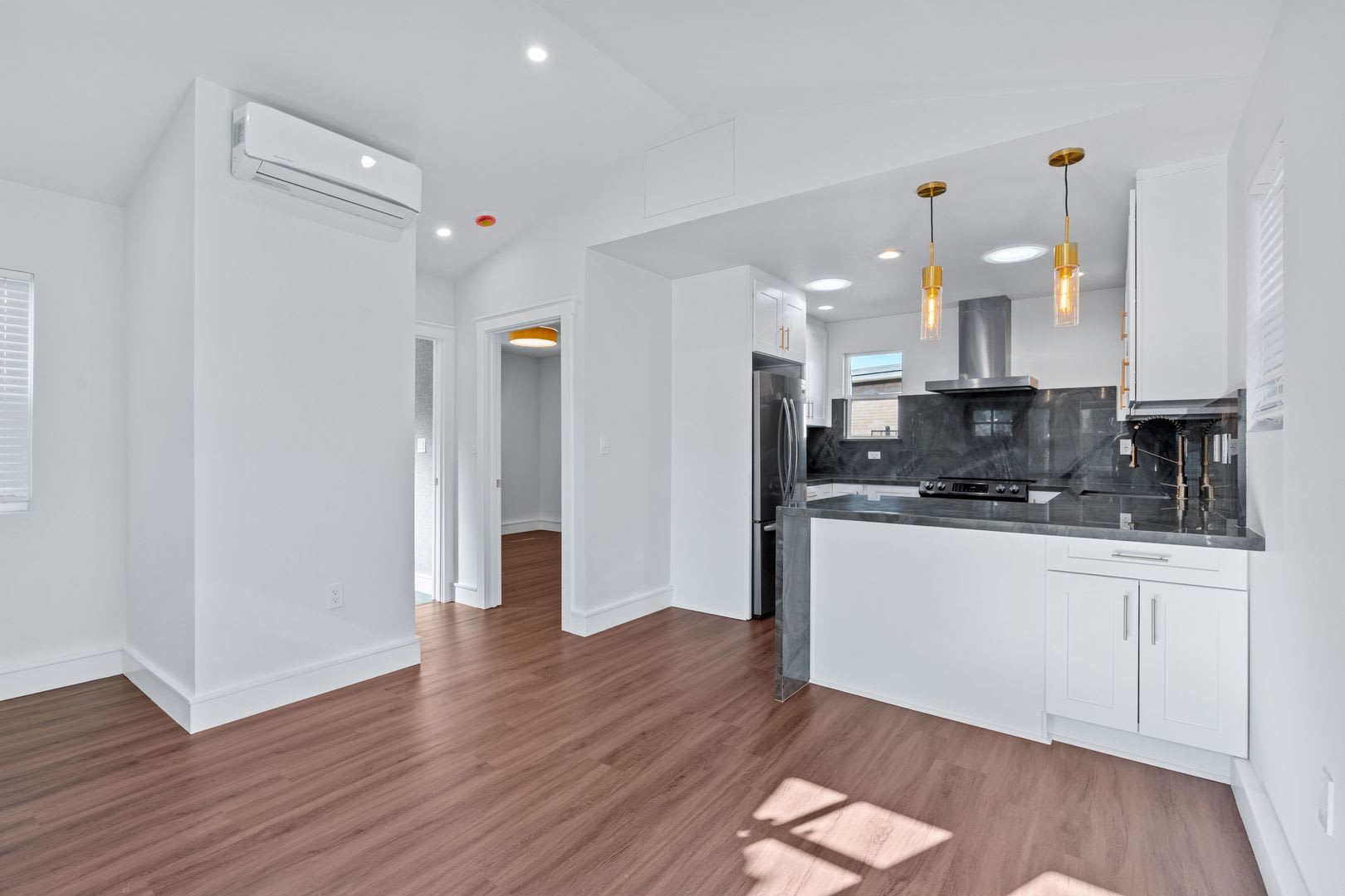 Beautifully Renovated 1-bedroom/ 1-bathroom ADU – photo 5