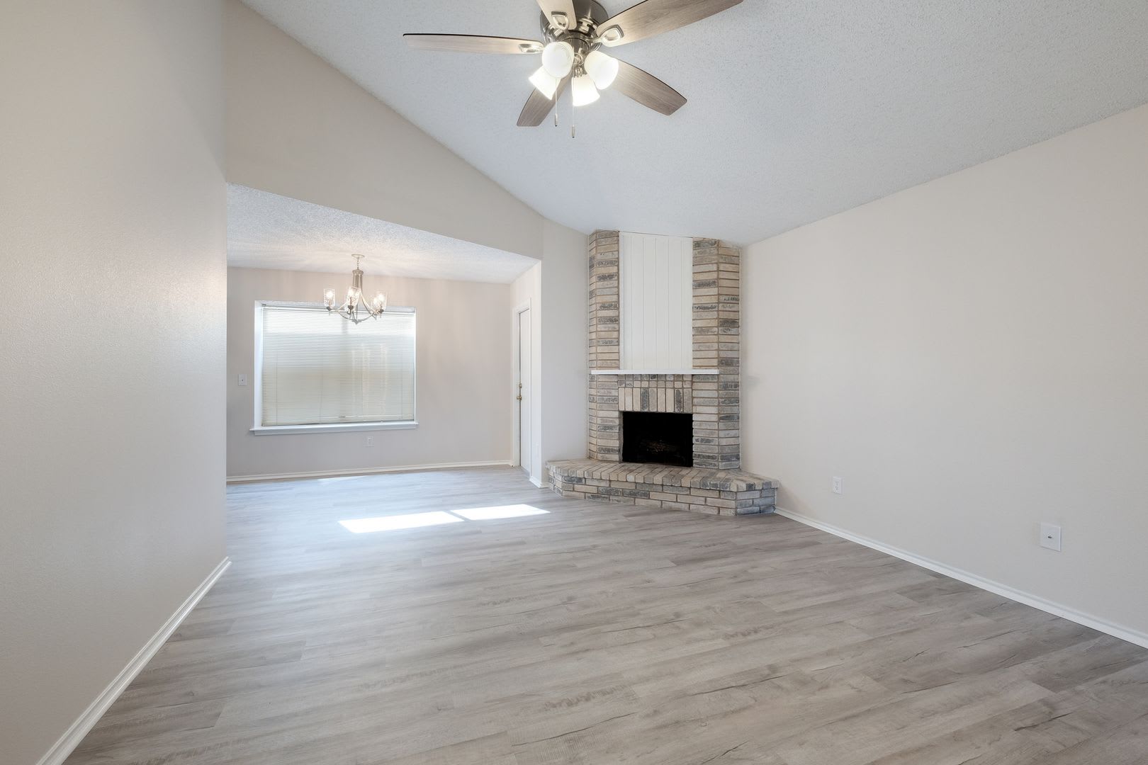 Charming 3-Bedroom Near Randolph AFB – photo 2