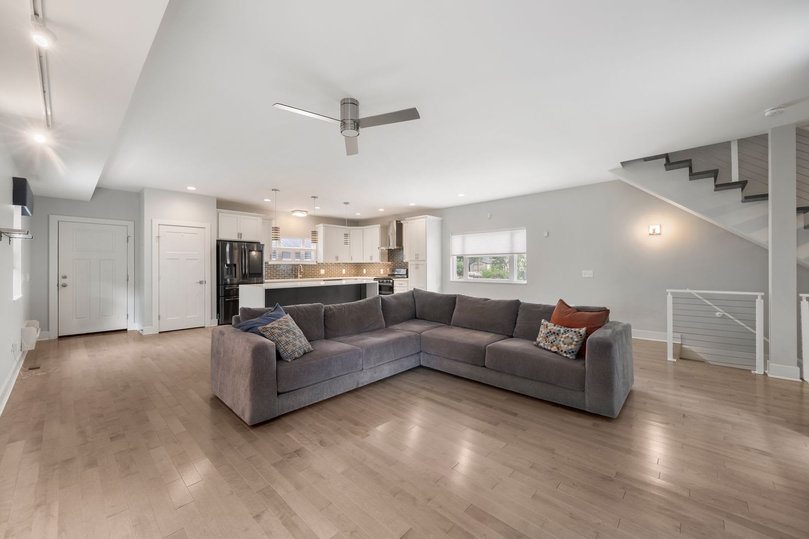Modern and Spacious: 4 Bedroom / 3 Bathroom House for Rent – photo 2