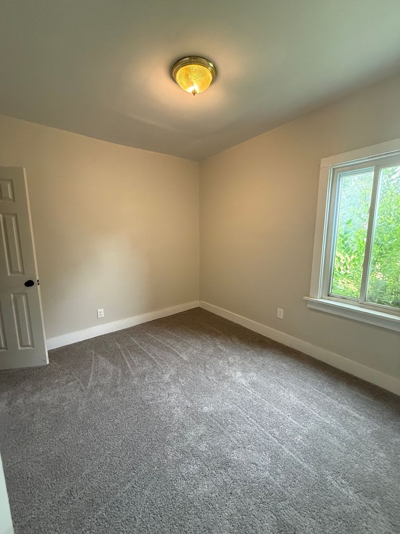 4bd Single Section 8 *1/2 OFF SECURITY DEPOSIT SPECIAL* – photo 4