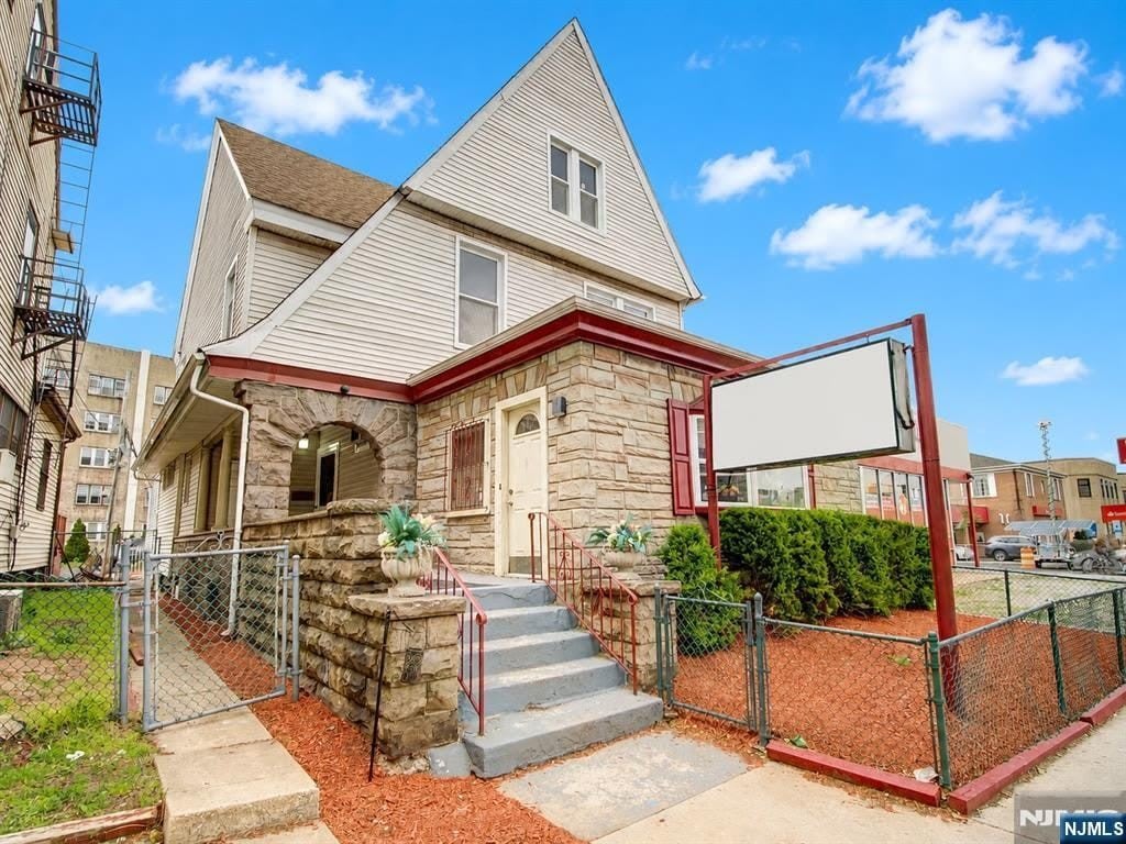 444 Broad – photo 1