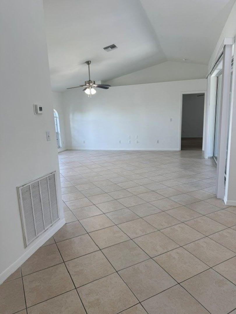 3BR/2BA Single Family House Available – photo 4