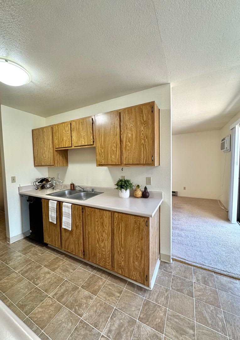 Great 1 bedroom condo just off Clear Acre Lane – photo 2