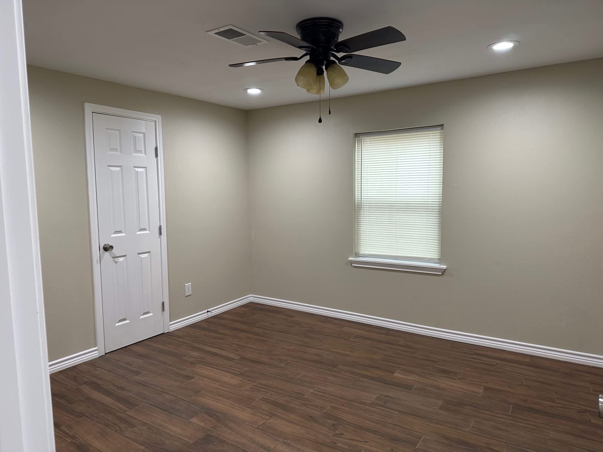 631 Live Oak Apt A – photo 4