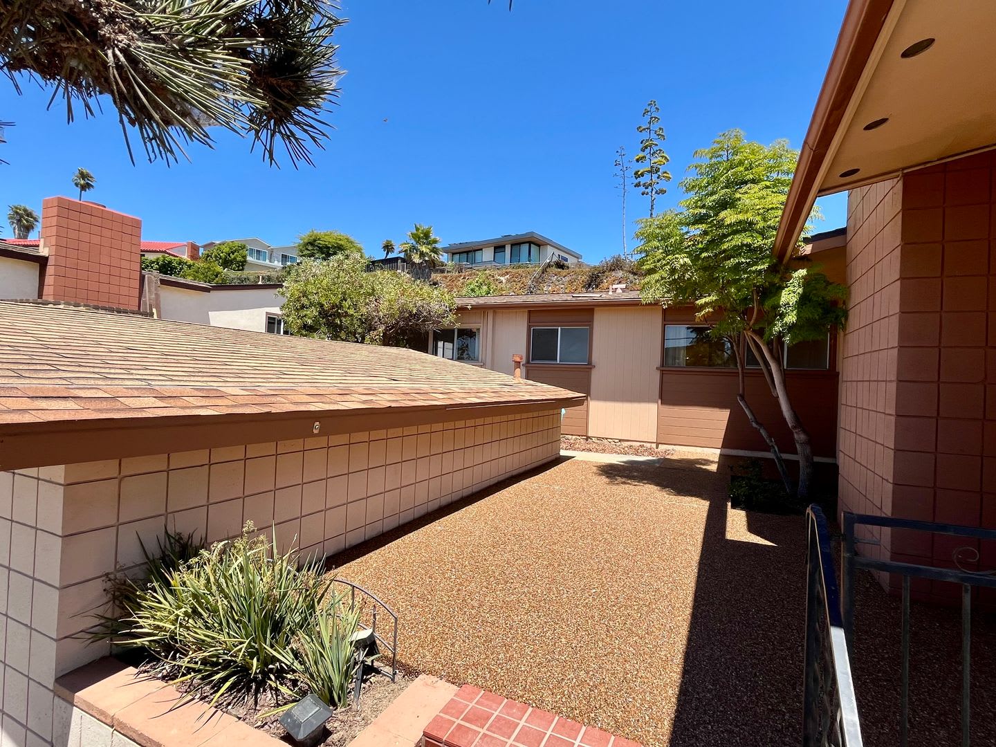4 Bedroom 2.5 Bathroom Home, Newly renovated Modern finishes Bay and ocean water views Open layout – photo 3