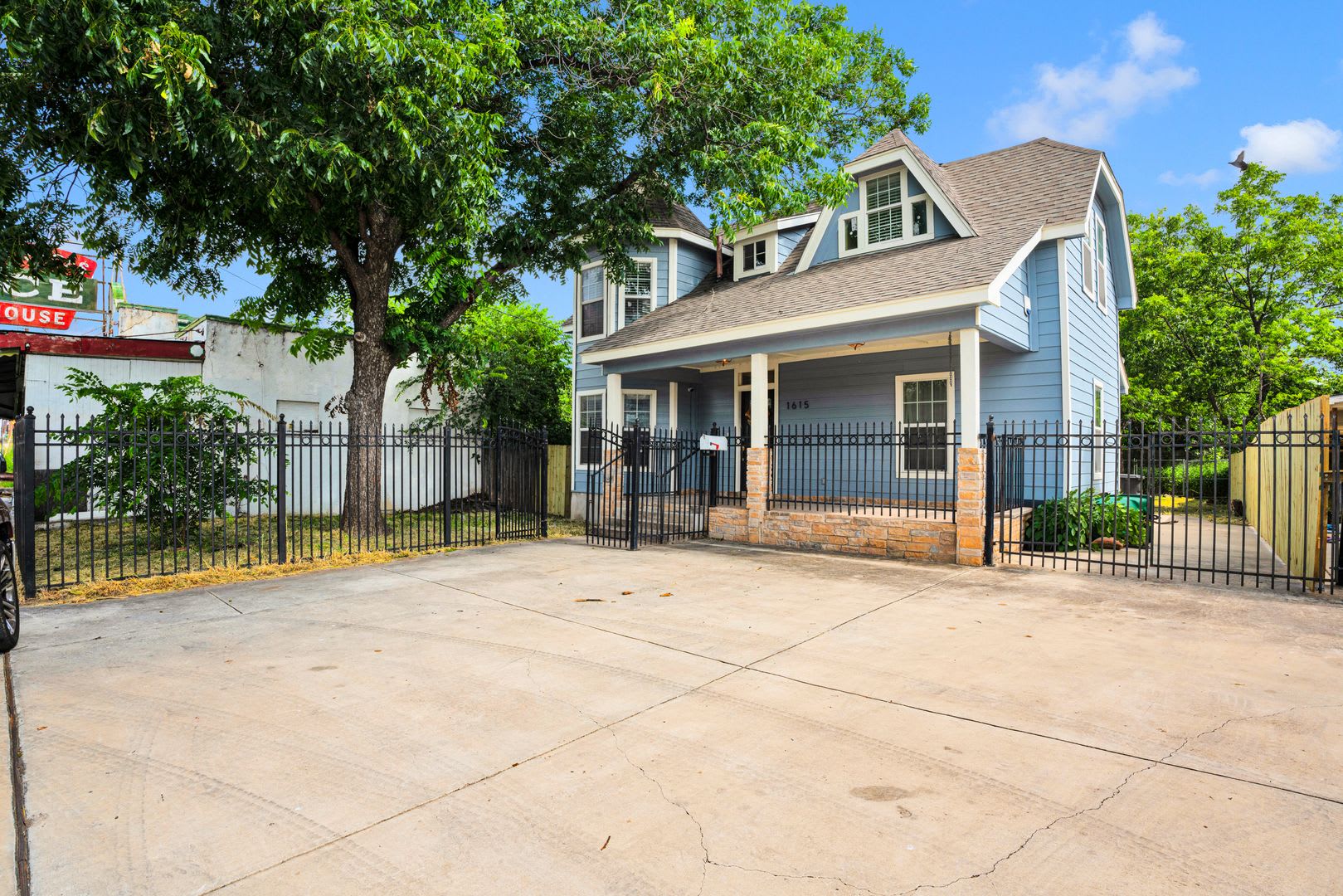 Charming 4-Bedroom Home near Downtown SA! – photo 2