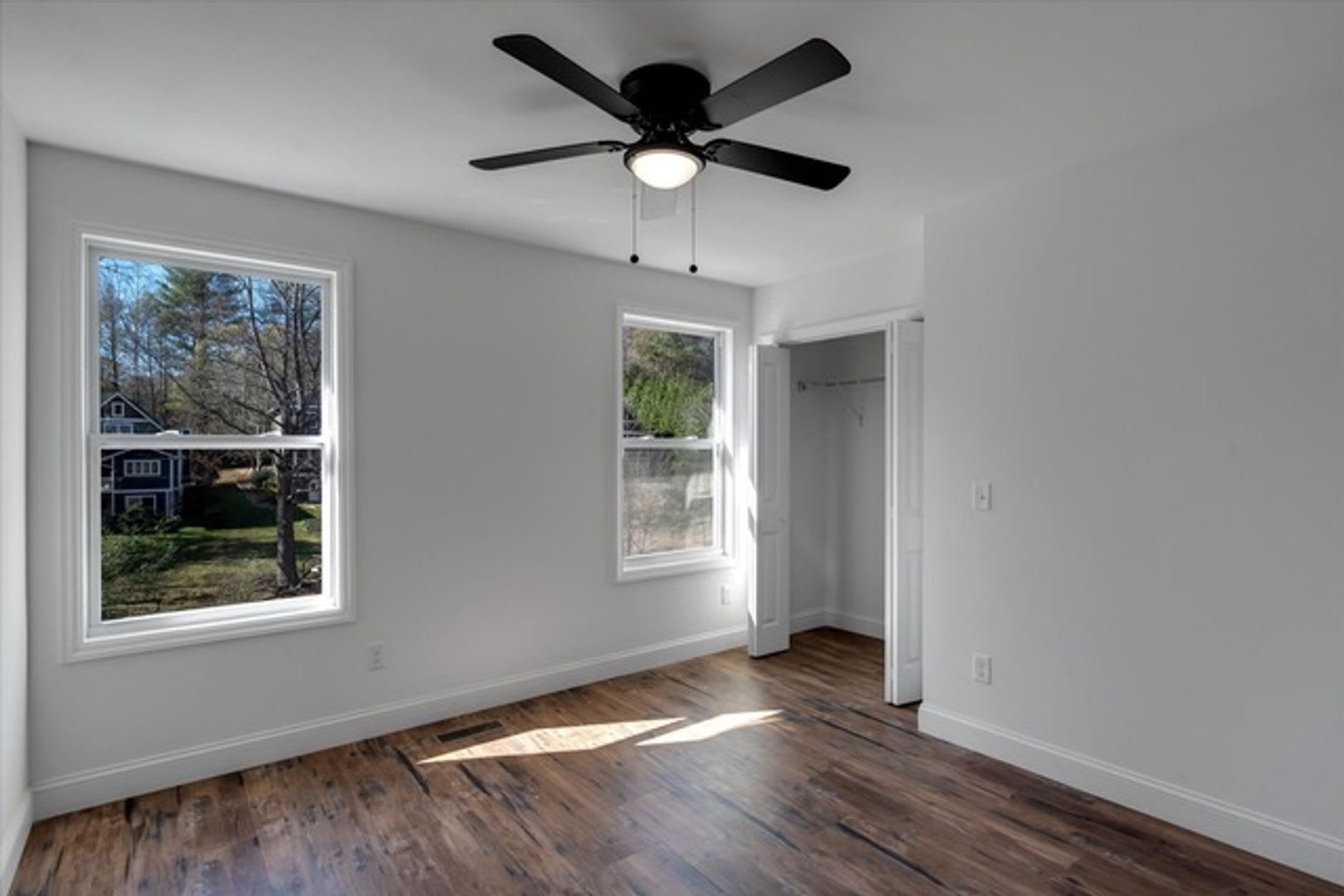 Charming Brand-New Contemporary Home in Black Mountain – photo 4