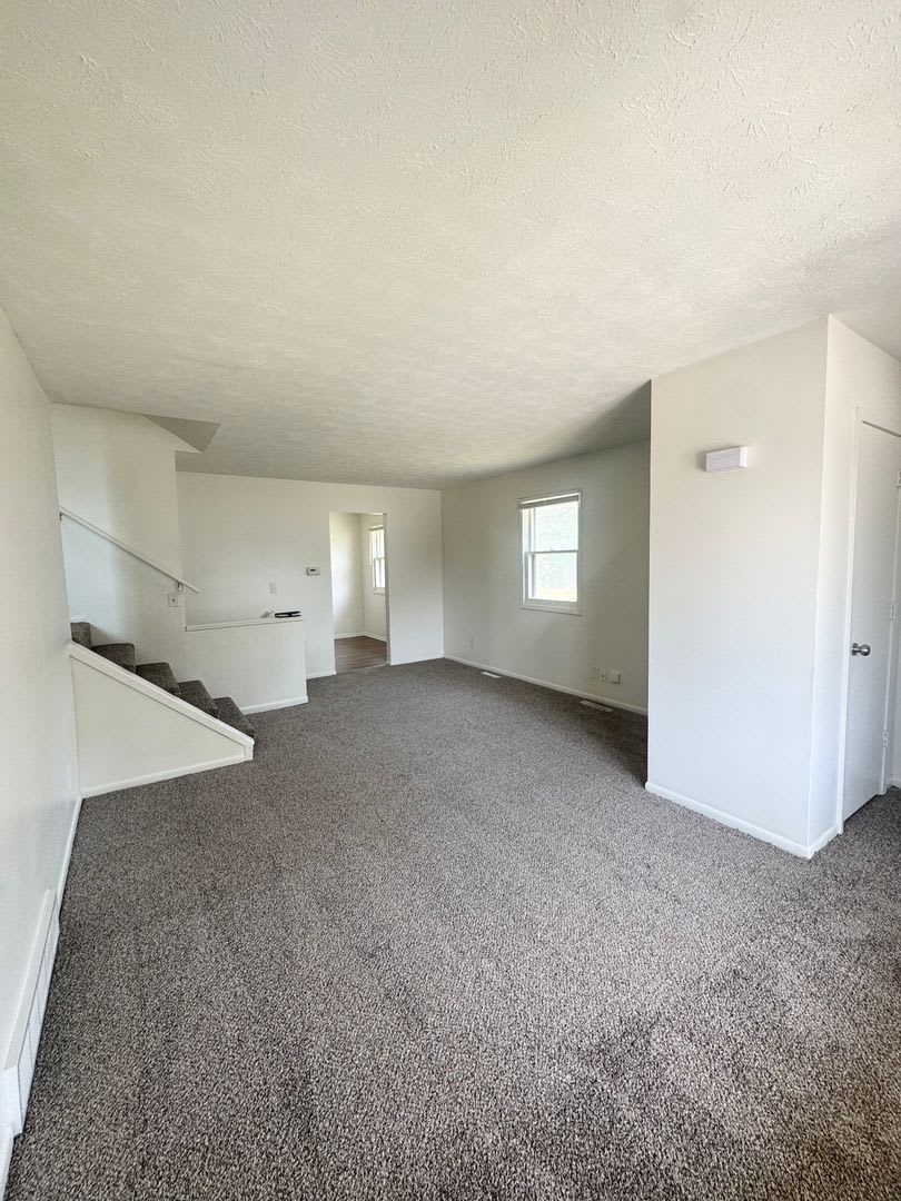 Spacious 3 Bedroom Available Now! – photo 3