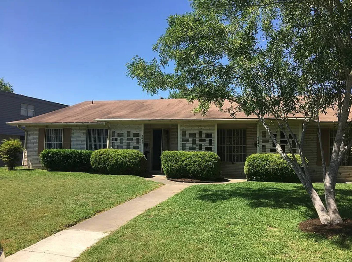 **APPLICATION RECEIVED** 2 Bedroom / 1 Bath Home South Side Lions Park! – photo 1