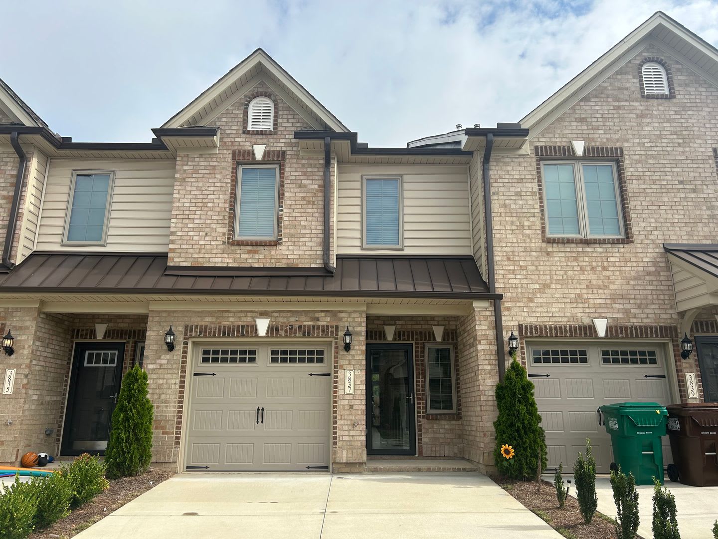 Like New Luxury 2 Story Townhome 2 Bedrooms And 2 5 Baths Flex Room 1 Car Garage In High Point – photo 2