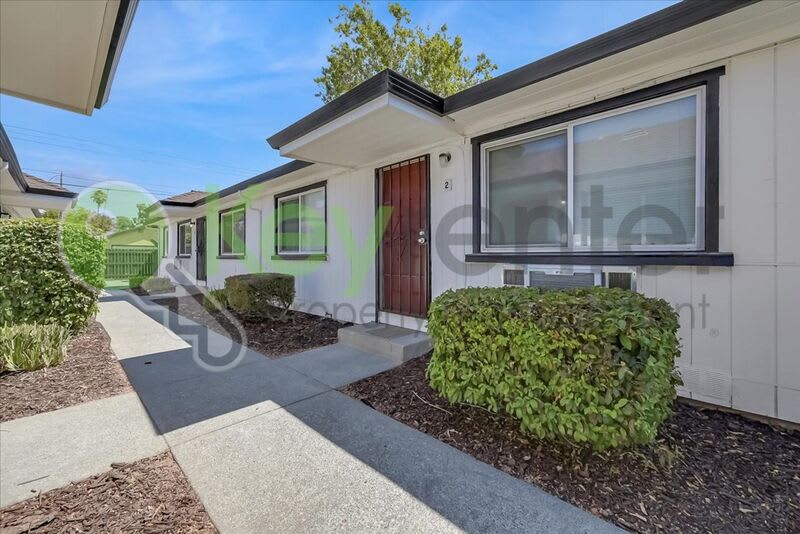 1071 Santiago Ave – photo 1