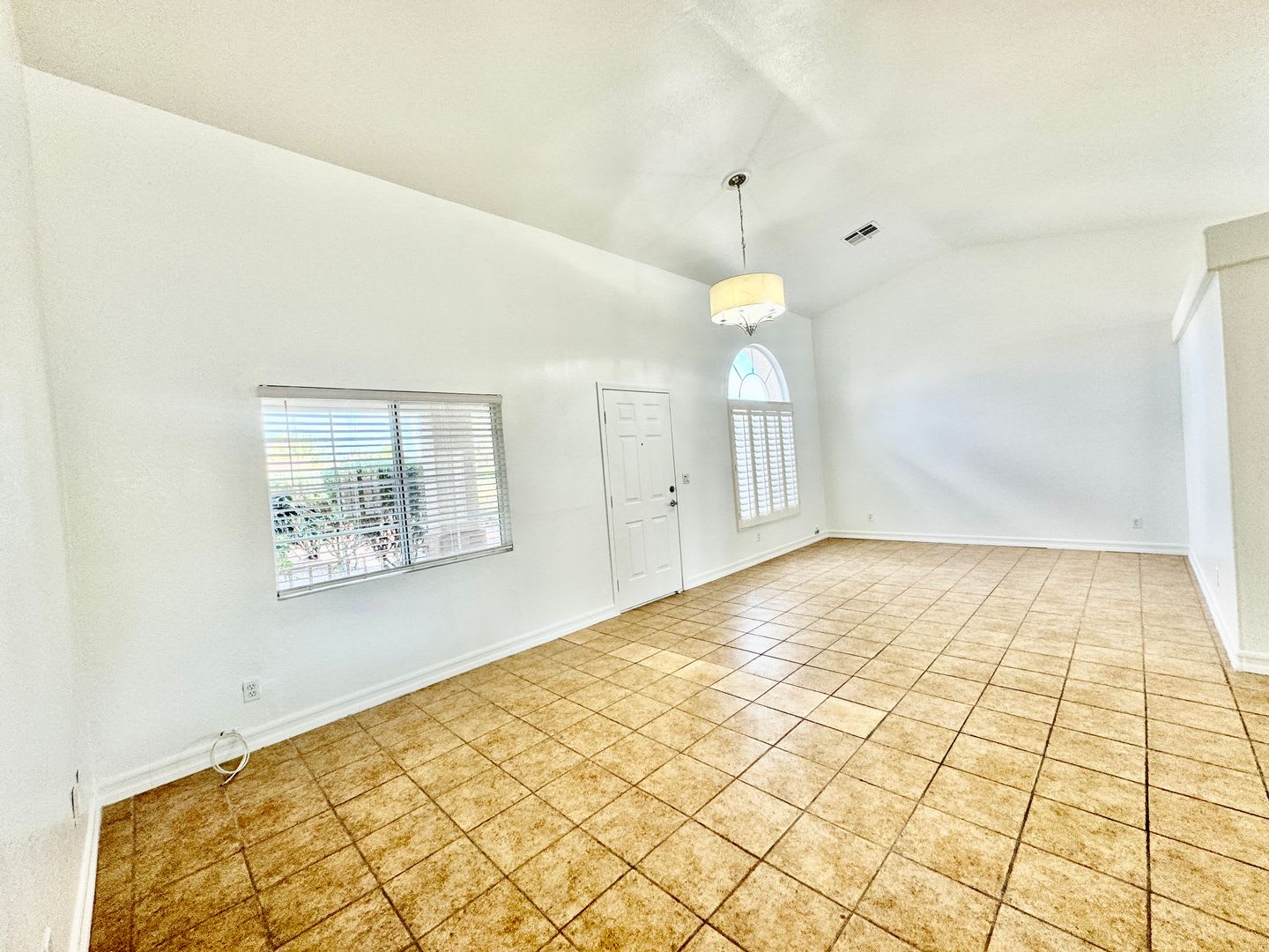 Charming 2 bedroom home in northwest. Very open floorplan. – photo 4
