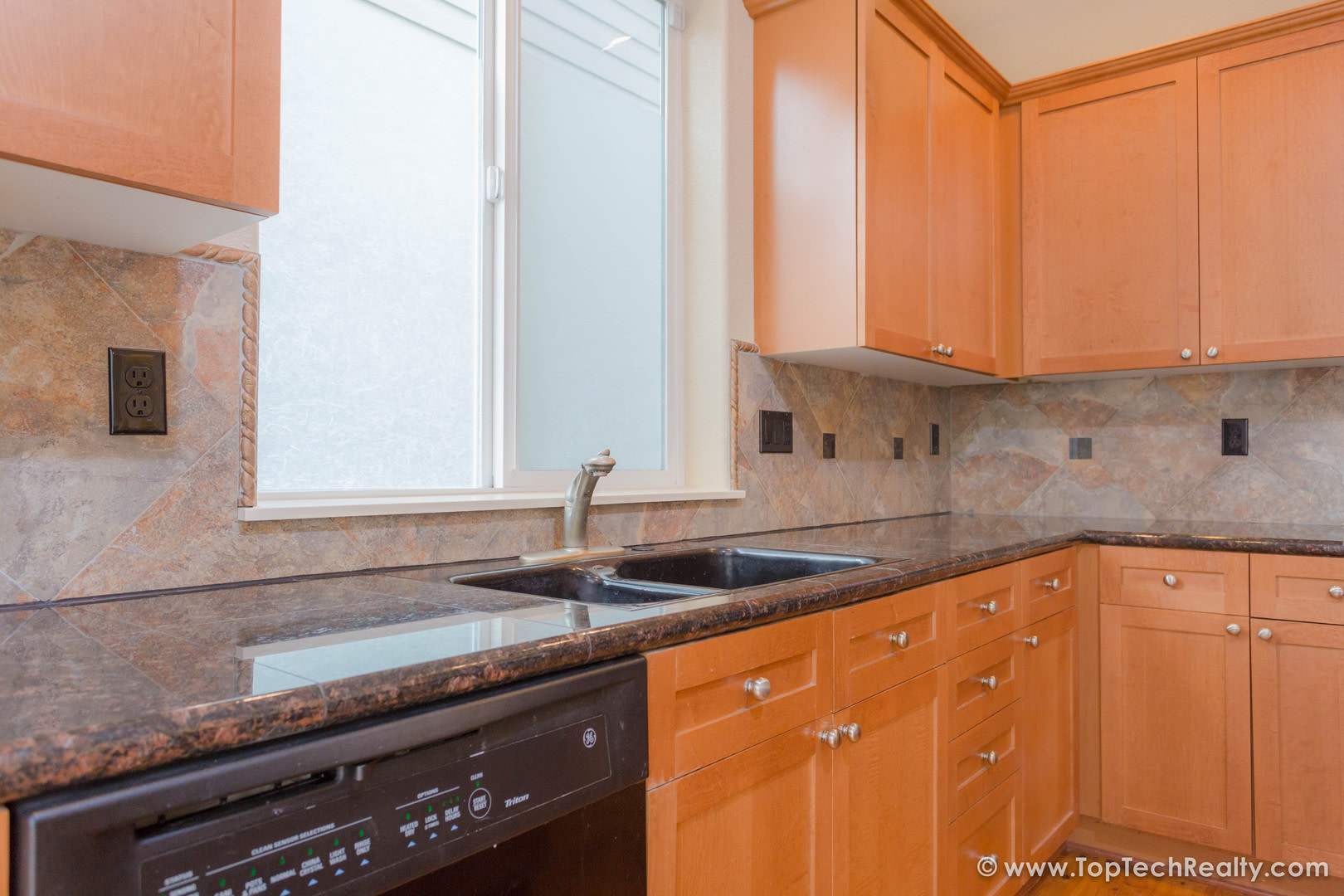 Lovely 4 Bd 2 5 Ba Single Family Home Located Near Quatama Max Station Tanasbourne Mall Orenco – photo 4