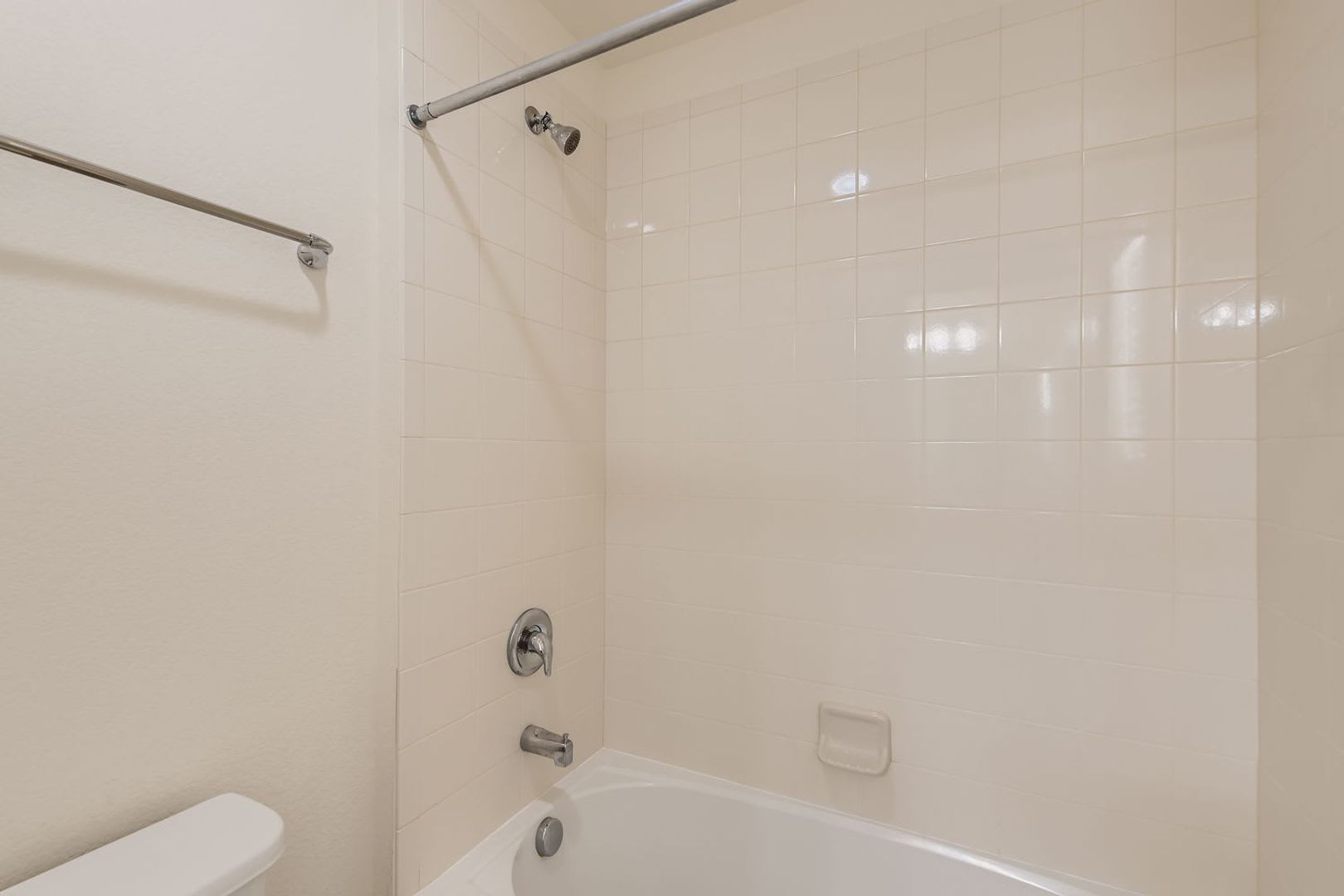 Beautiful 5 Bedroom Home Available Now – photo 4